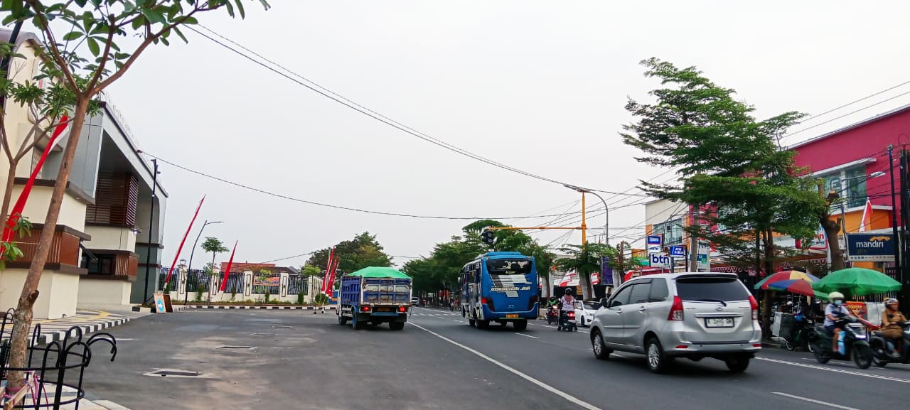 Kendaraan proyek memasuki kawasan gedung DPRD Bojonegoro, mengangkut material pembangunan gedung Bojonegoro Sport Center. (YANA DWI KURNIYA WATI/RADAR BOJONEGORO)
