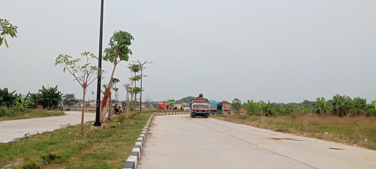 PUSAT OLAHRAGA: Sport center sedang dibangun di Jalan Veteran, tepatnya di timur komplek gedung DPRD Bojonegoro dengan pagu Rp 16,5 M. (YANA DWI KURNIYA WATI/RADAR BOJONEGORO)