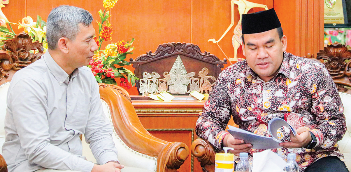 MANTAPKAN KOLABORASI: Direktur Jawa Pos Radar Bojonegoro Bachtiar Febrianto diskusi dengan Bupati Blora Arief Rohman kemarin. (PEMKAB BLORA FOR RADAR BOJONEGORO)