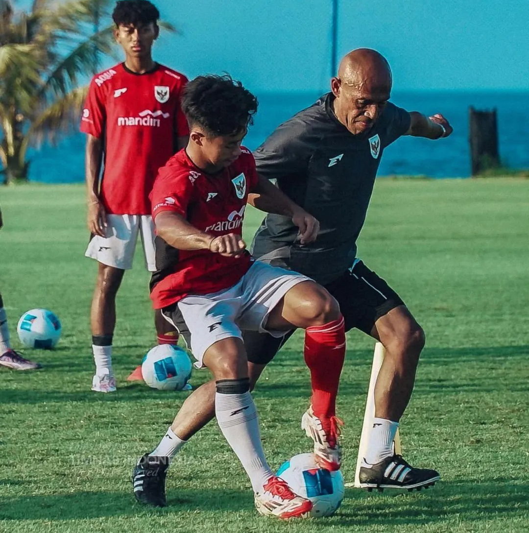 Fandi Ahmad Berduel dengan Pemandu Bakat Timnas Indonesia, Simon Tahamata dalam pemusatan latihan Timnas U-17 di Bali. (Dok. Timnas Indonesia)