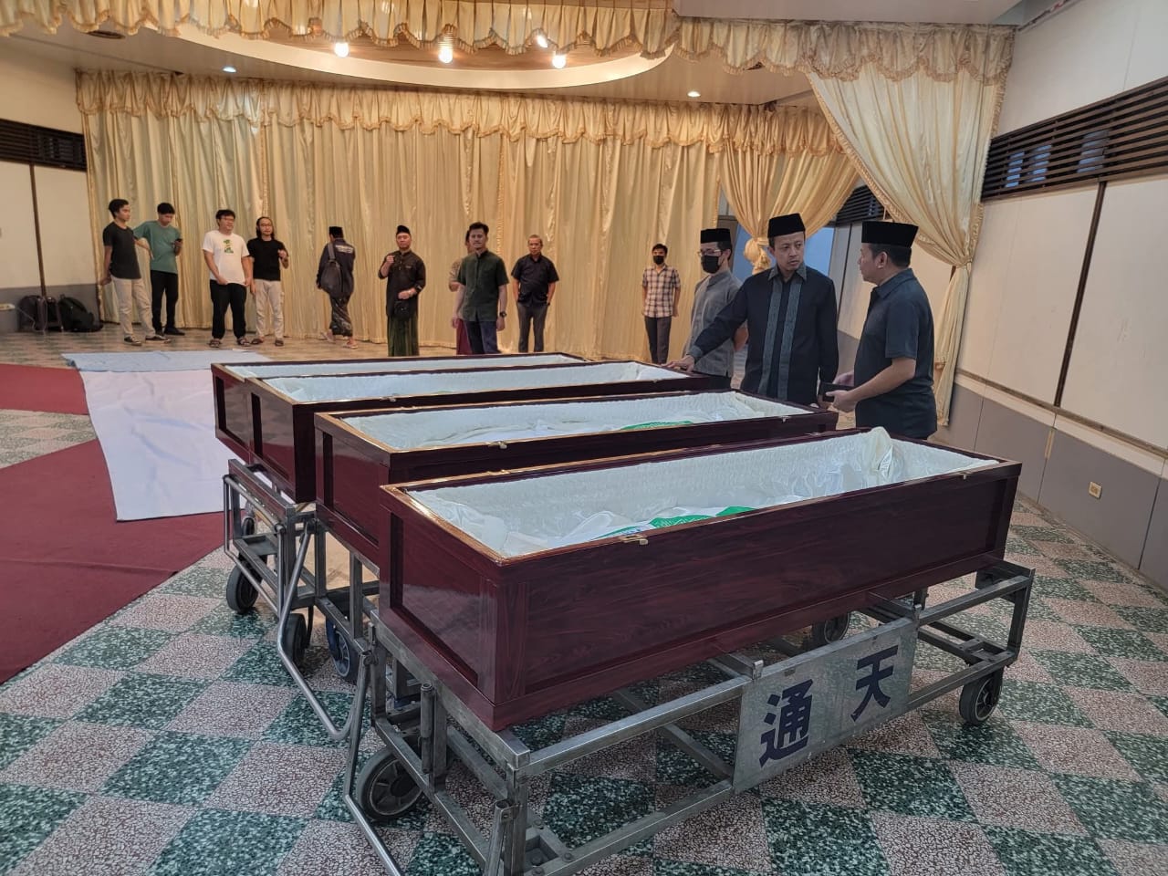 PEMULASARAN: Proses pemulasaran Agus Sholihin, PMI asal Bojonegoro di Rumah Duka Zhongli, Taiwan, bersama PCINU Taiwan. (ISTIMEWA/RADAR BOJONEGORO)