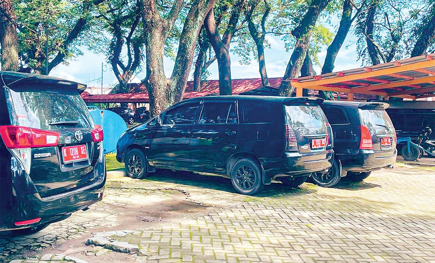 PARKIR: Deretan mobil dinas sedang diparkir di kawasan Pemkab Blora. (ISTIMEWA/RADAR BOJONEGORO)