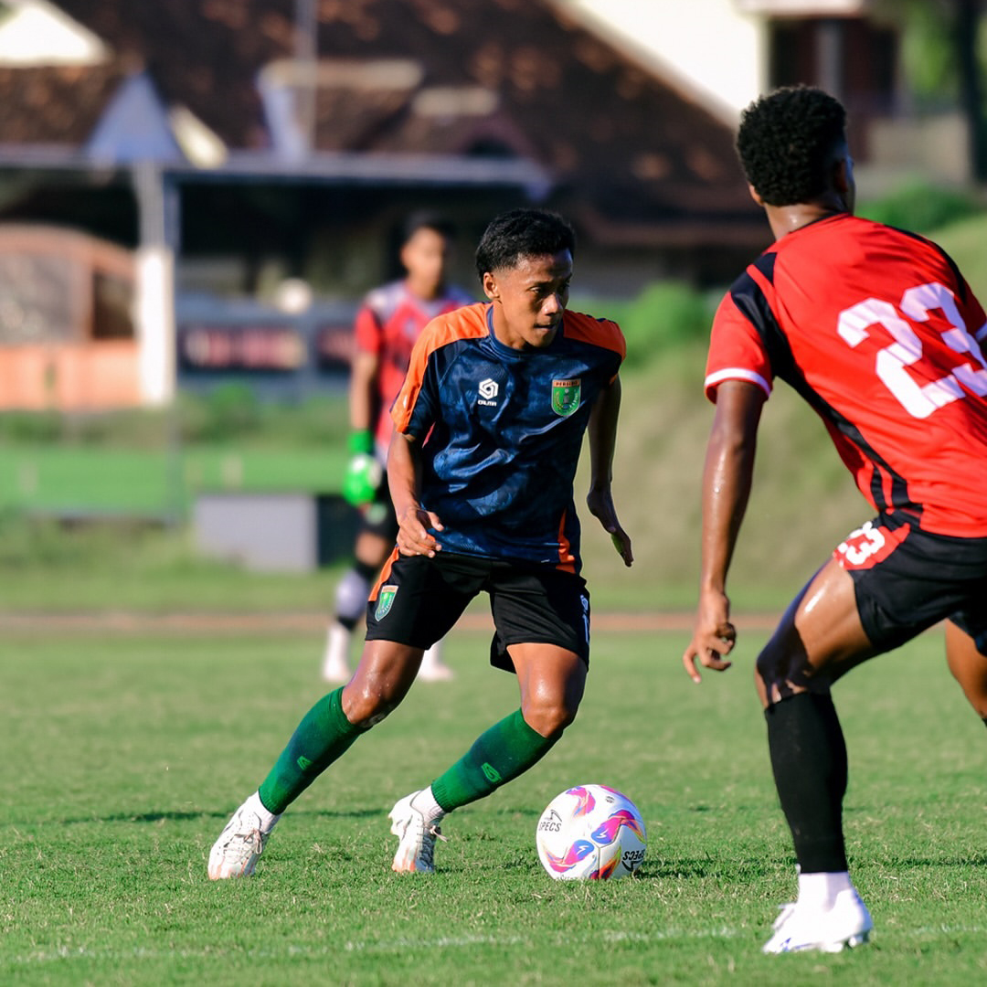 BERJIBAKU: Pemain Persibo Revan Djibril berusaha melewati hadangan pemain Persipura Jayapura dalam uji coba di Lapangan UNY pada Rabu (3/8).
