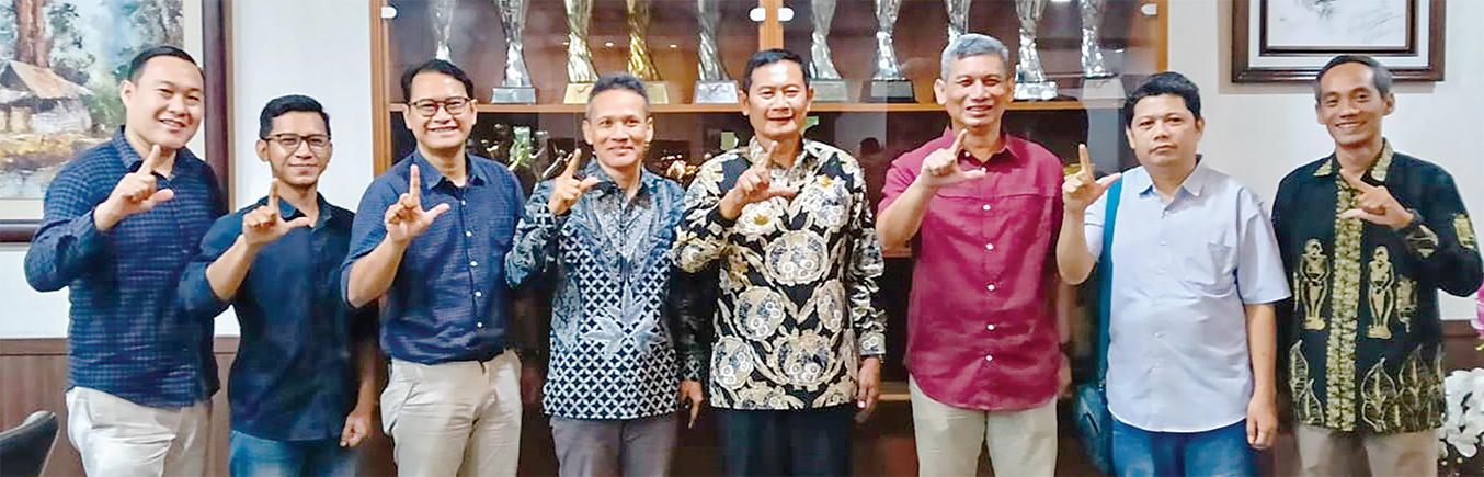 SINERGI: Bupati Lamongan Yuhronur Efendi foto bersama Direktur Jawa Pos TV Marsudi Nurwahid, dan Direktur Radar Bojonegoro Bachtiar Febrianto beserta jajarannya di ruang kerja bupati kemarin (7/8)