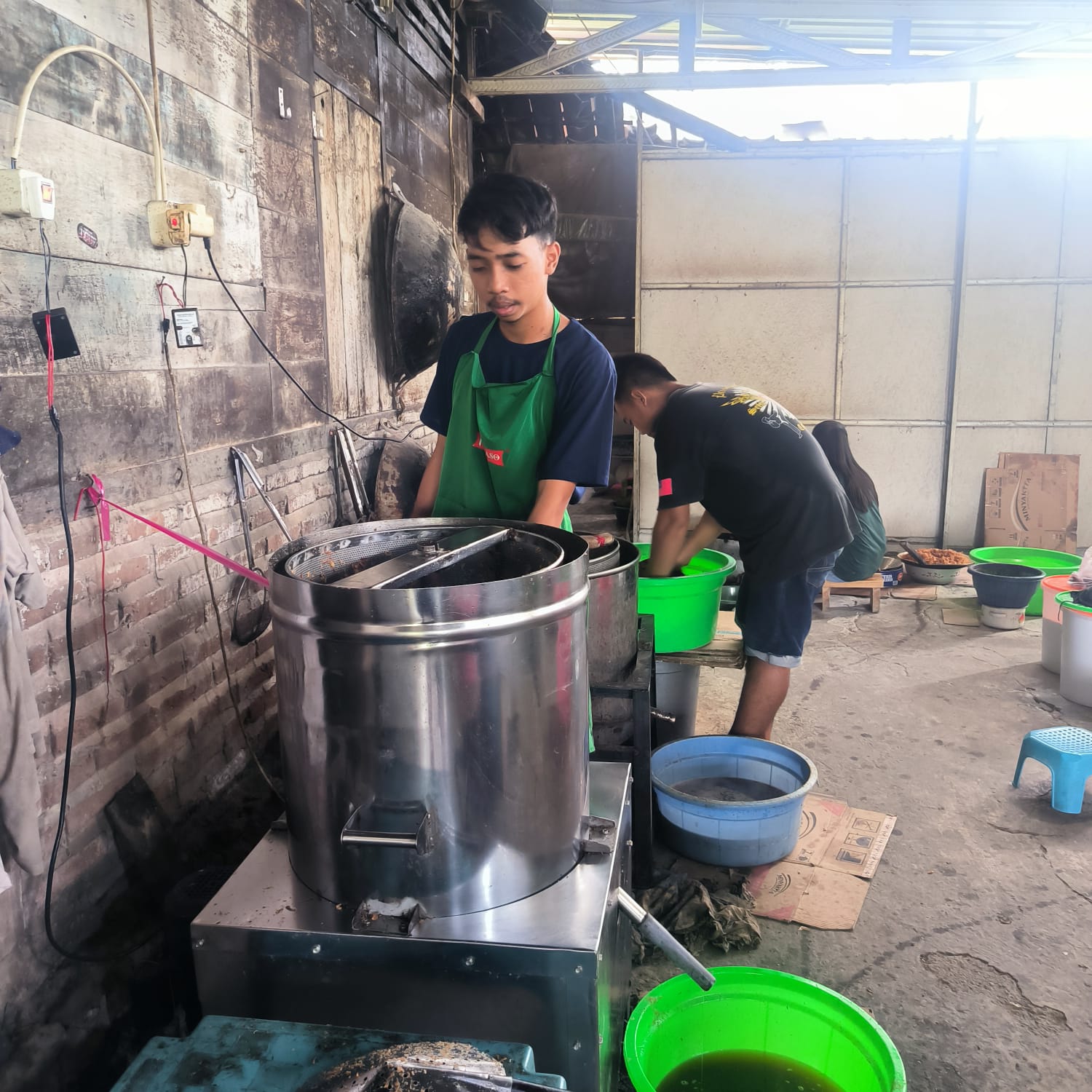 ULET: Wildan Adzkiya Ainul Fajri sedang menggoreng bawang merah di dapurnya.