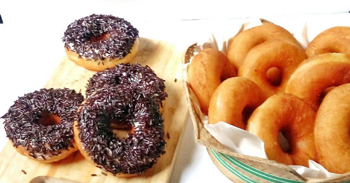 Ilustrasi donat meses cokelat.