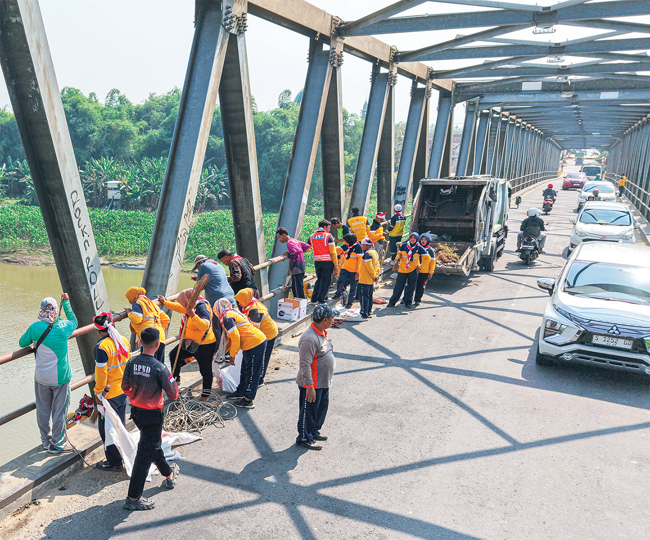 BERSIH SUNGAI: Kwarcab Gerakan Pramuka Bojonegoro bersih-bersih sampah di sungai dan Bengawan Solo kemarin, sebagai rangakaian peringatan HUT RI ke-80 dan Hari Pramuka ke-64.