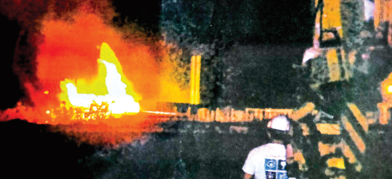 LEDAKAN PENGEBORAN: Dokumentasi ledakan di Sumur Sukowati pada 28 Juli 2006 silam, berlangsung tengah malam sekitar 23.50. (Dok. Radar Bojonegoro)
