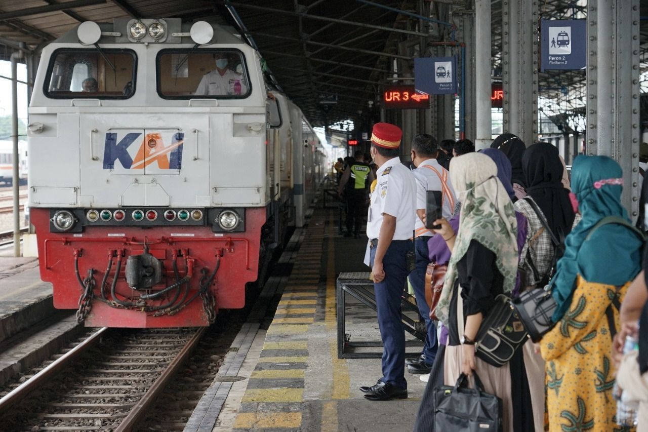 BANYAK PENUMPANG: Suasana di Stasiun Cepu. Selama Juli lalu jumlah penumpang naik tajam.