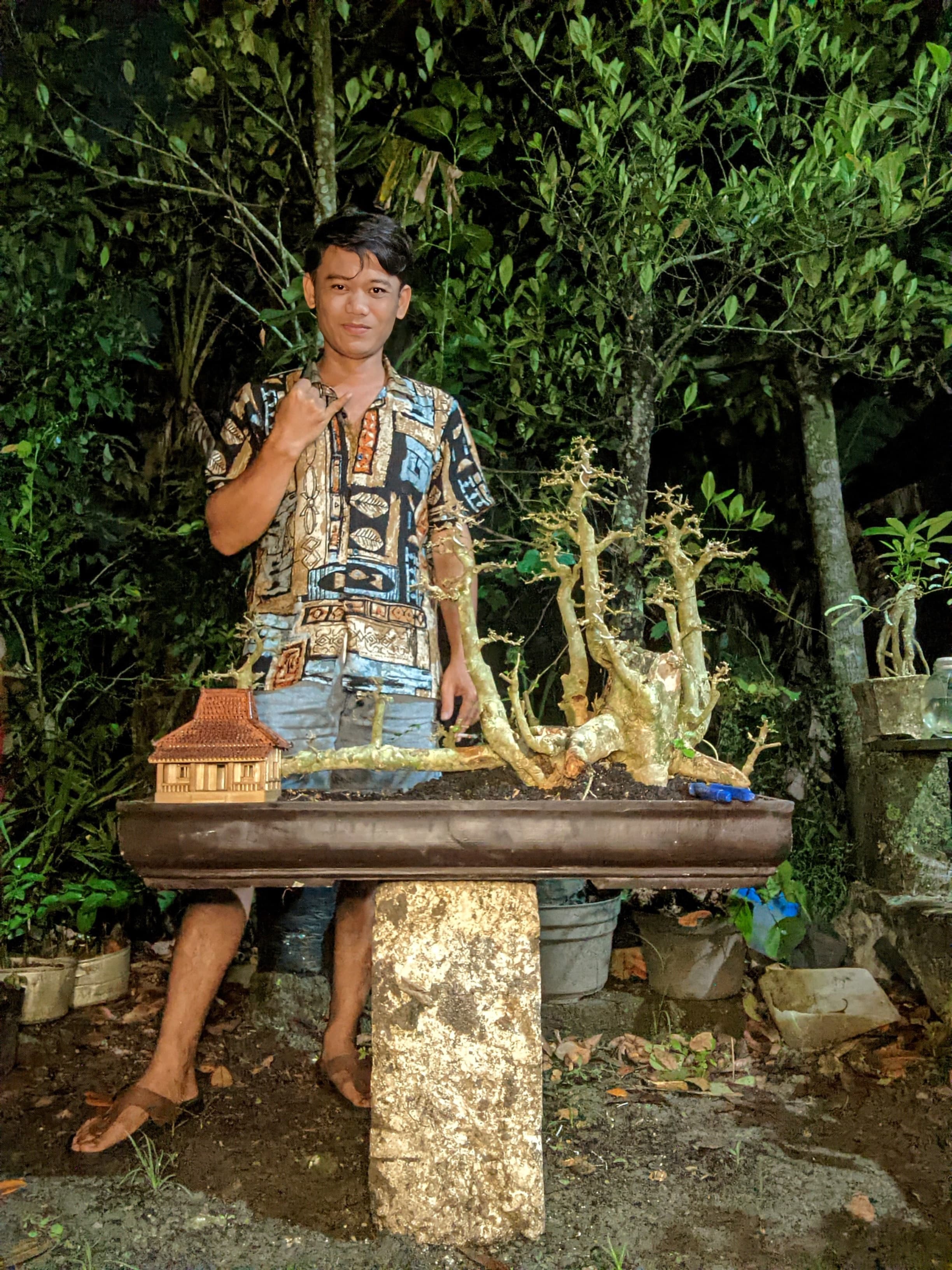 TELATEN: Muhammad Anshori, Pelukis Sekaligus Pegiat Bonsai Asal Kecamatan Balen.