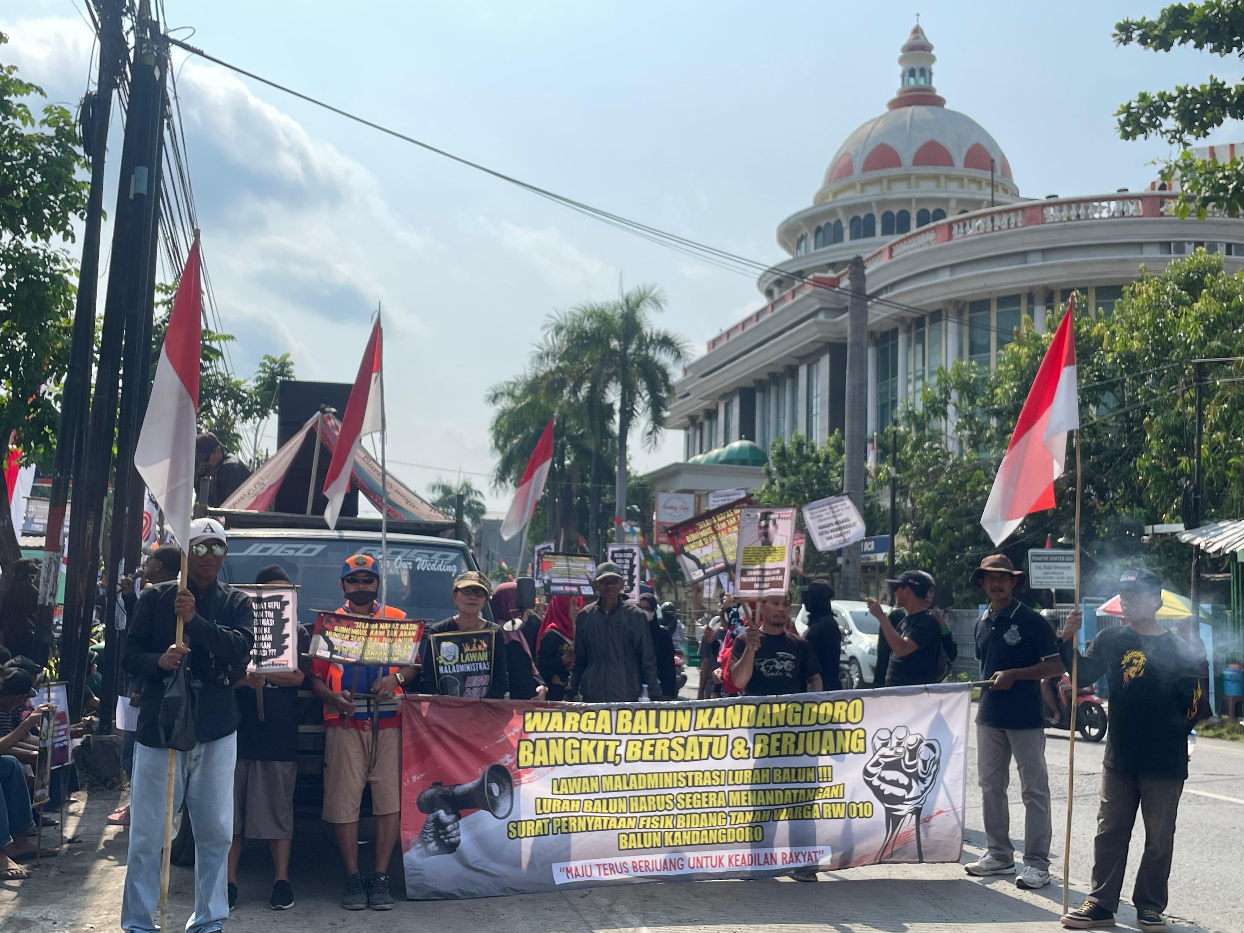 DEMONSTRASI: Warga Kandangdoro, Kelurahan Balun, Kecamatan Cepu lakukan aksi demonstrasi di depan kantor Lurah Balun dan Camat Cepu, Selasa (12/8).