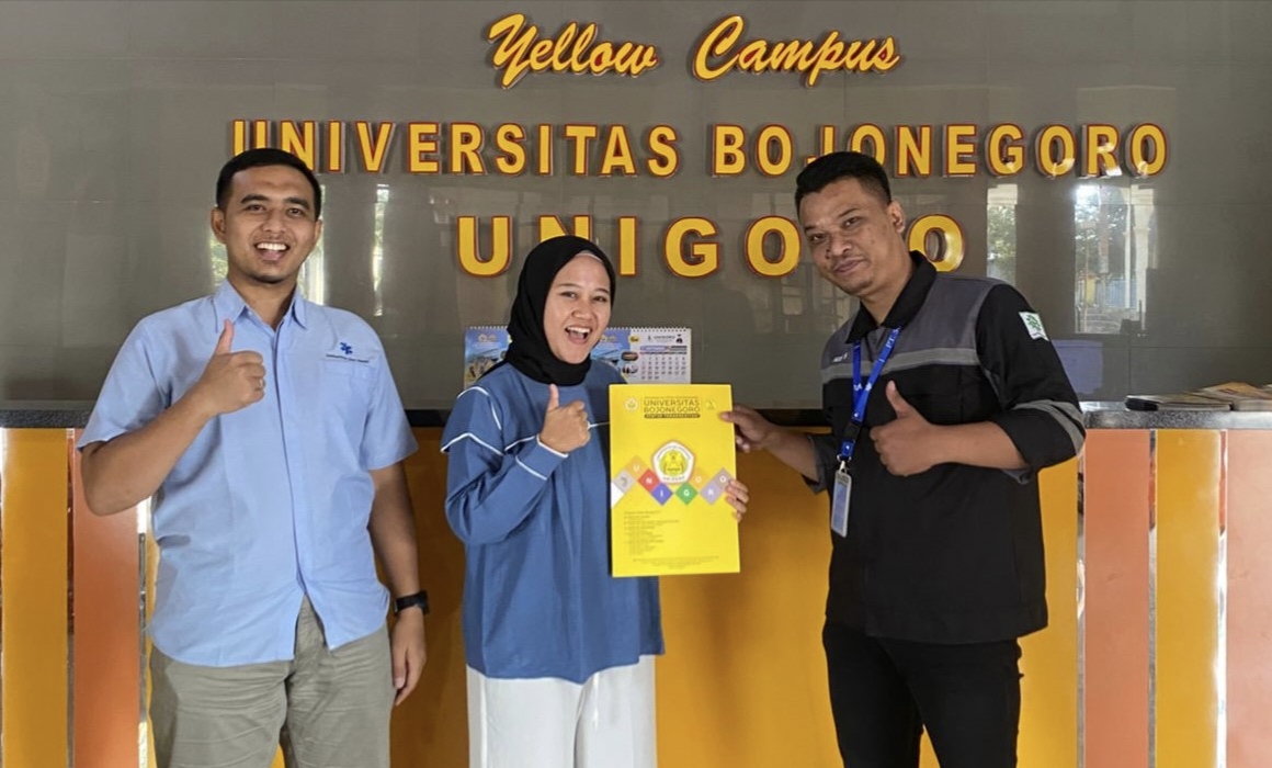 Staf Unigoro Career Center, Nadya Deni Arrahmaningtyas, S.Psi., (tengah), bersama pimpinan PT. Sumberdaya Dian Mandiri, Senin (11/8/25).