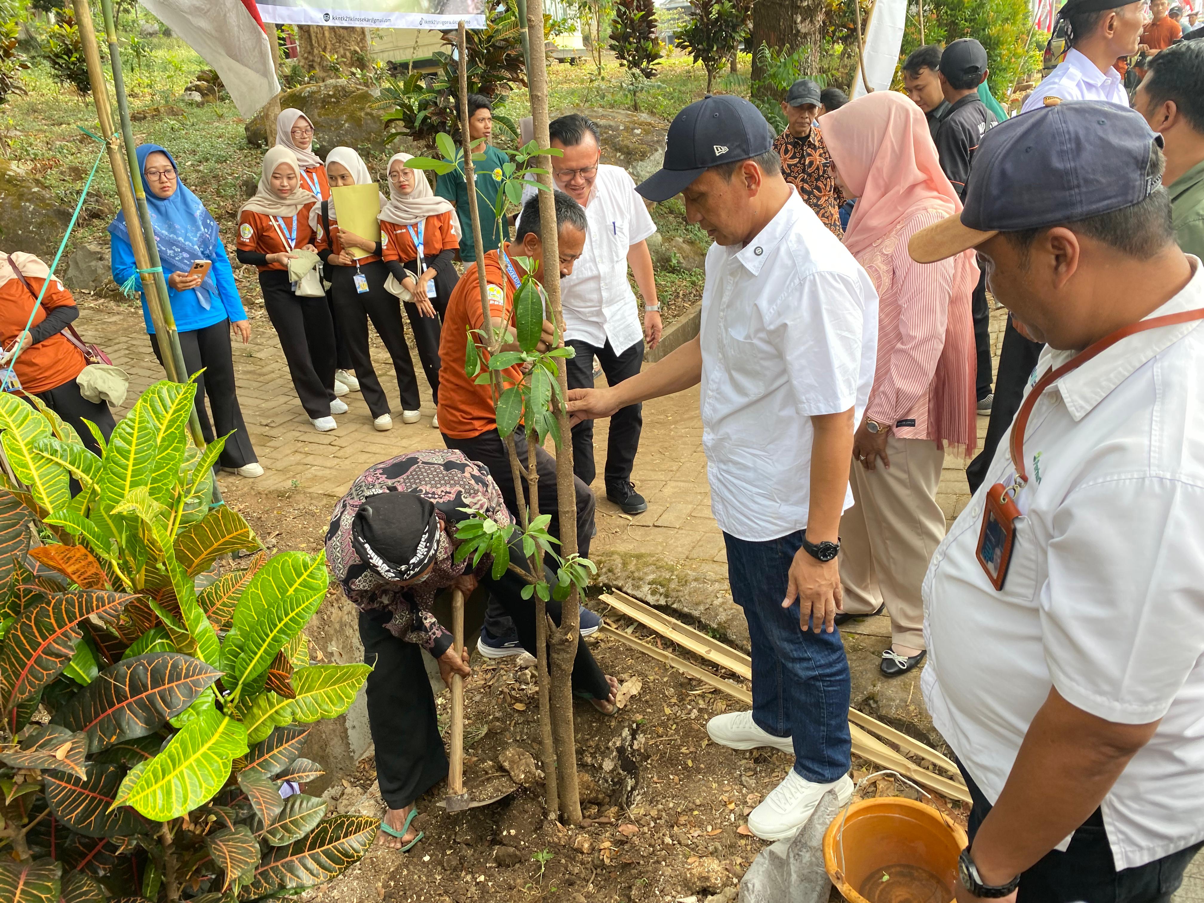 Bupati Wahono saat menanam pohon bersama mahasiswa KKNTK-21 Unigoro di Sendang Prodo, Desa Klino, Kecamatan Sekar, Bojonegoro, Rabu (13/8/2025).