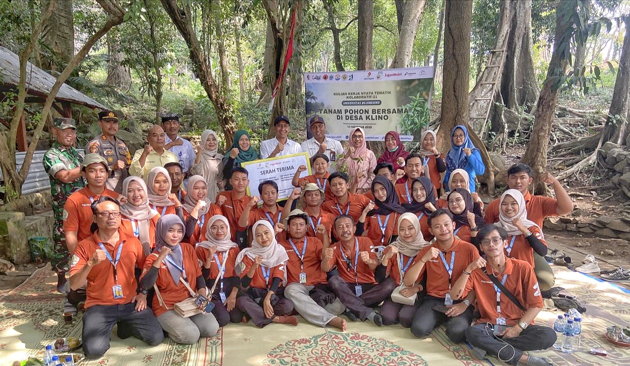 Bupati Wahono saat foto bersama mahasiswa KKNTK-21 Unigoro di Sendang Prodo, Desa Klino, Kecamatan Sekar, Bojonegoro, Rabu (13/8/2025).