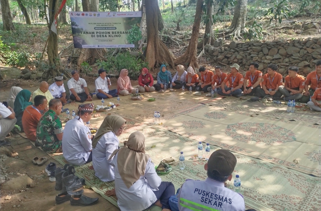 Bupati Wahono saat diskusi bersama mahasiswa KKNTK-21 Unigoro di Sendang Prodo, Desa Klino, Kecamatan Sekar, Bojonegoro, Rabu (13/8/2025).