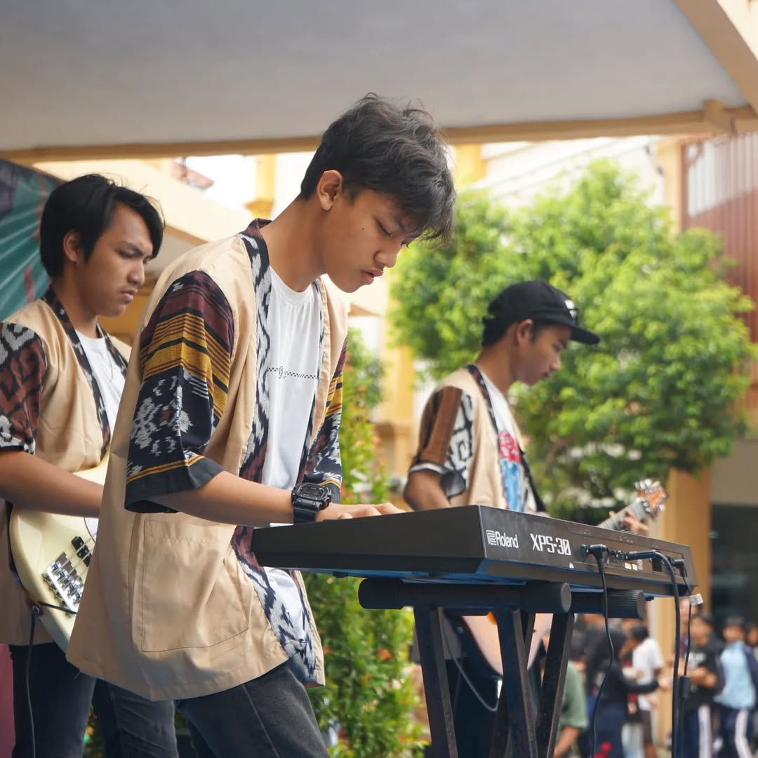 HARUMKAN BOJONEGORO: Mohamad Chaidar Latief, pemuda asal Desa/Kecamatan Purwosari, Bojonegoro ini terpilih pianis orkestra Gita Bahana Nusantara dalam peringatan HUT RI ke-80.