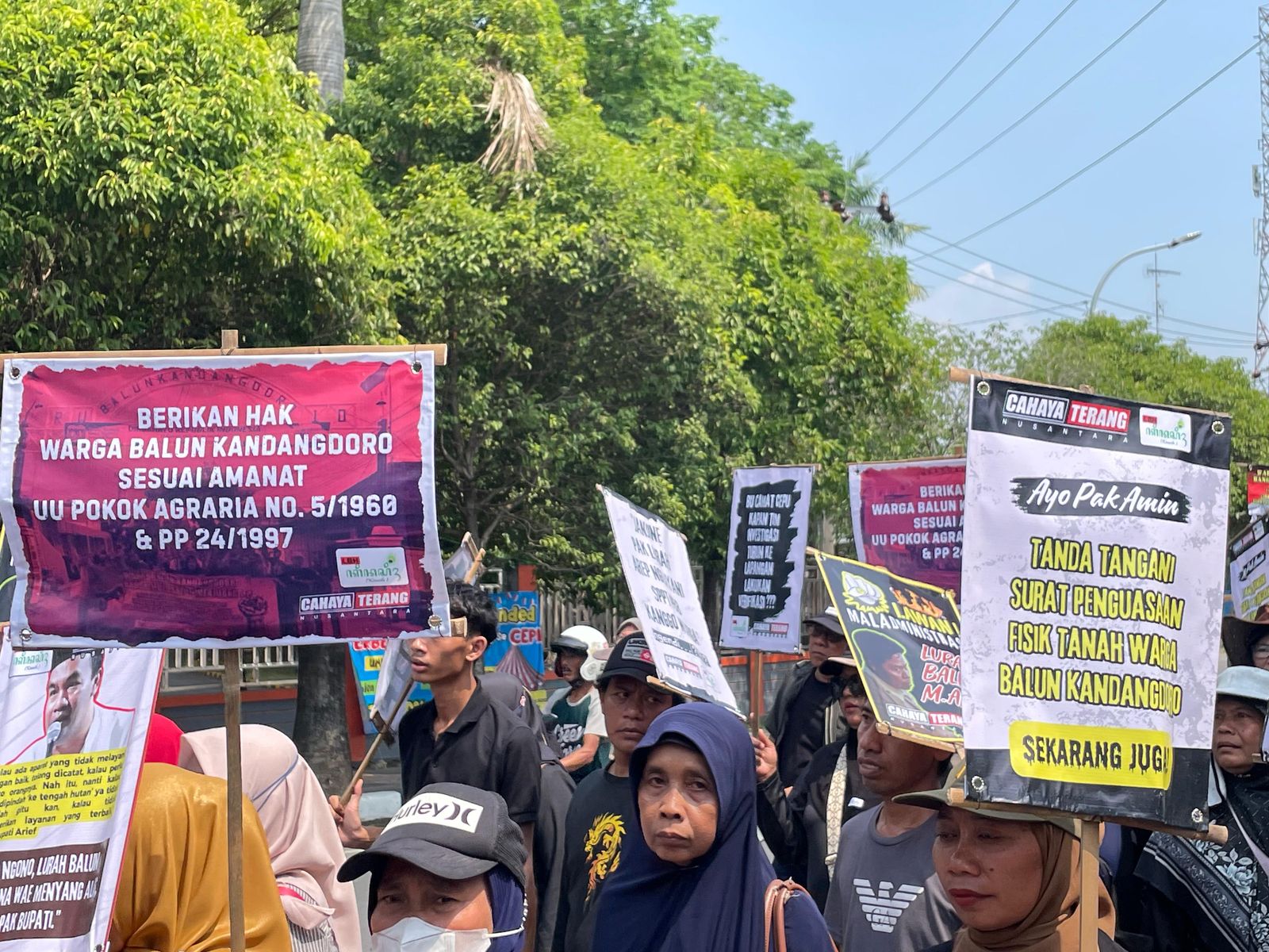 UNJUK RASA: Warga Kandangdoro unjuk rasa di depan Kantor Lurah Balun dan Kantor Camat Cepu, Selasa (12/8).