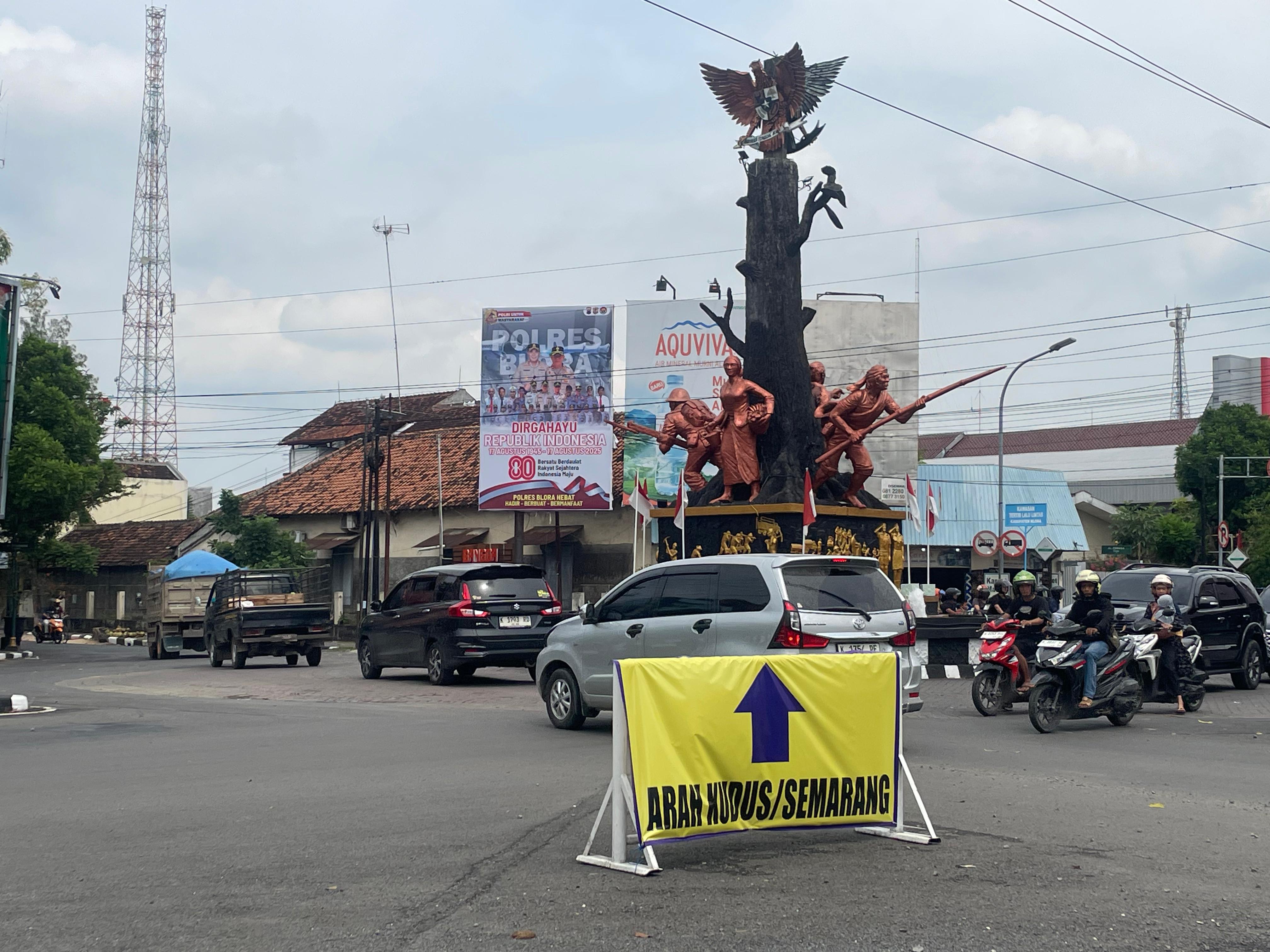 ALIH JALUR: Tim Satlantas Polres Blora sedang mengalihkan kendaraan-kendaraan yang akan melalui jalur pantura ke jalur alternatif guna menghindari kemacetan akibat demo di Pati Agustus lalu.
