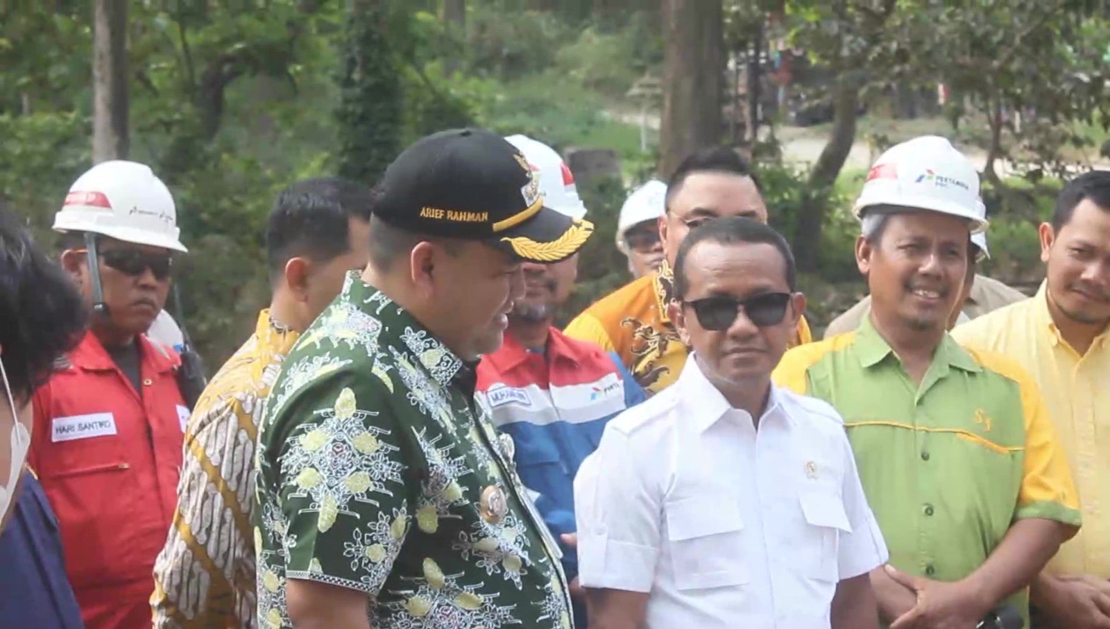 SUMUR TUA: Menteri ESDM Bahlil Lahadalia bertemu Bupati Blora Arief Rohman kala mengunjungi Lapangan Sumur Tua Ledok, Kecamatan Sambong, Kabupaten Blora.