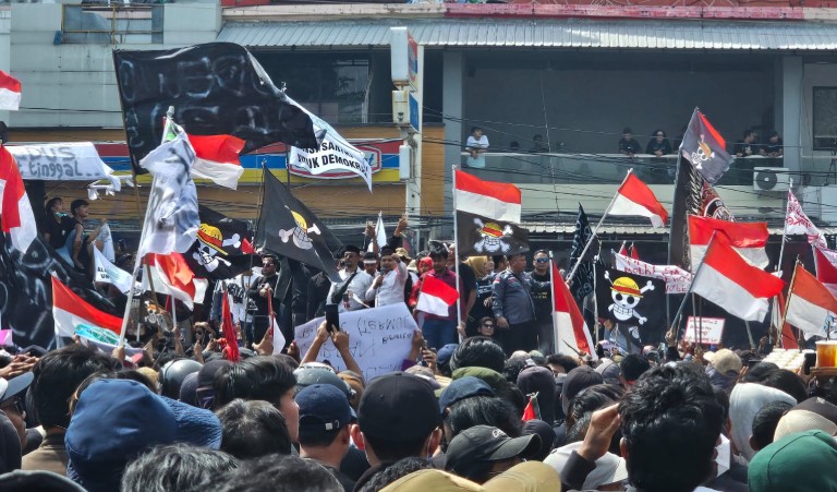 DEMONSTRASI: Ribuan warga Pati gelar unjuk rasa sambil mengibarkan bendera merah putih dan One Piece.