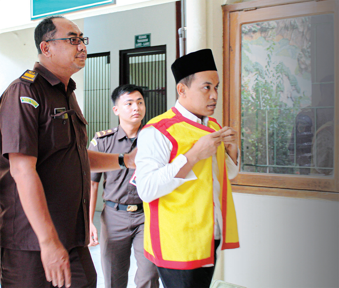 PERAKIT SENJATA API: Terdakwa menjalani sidang dugaan perakit senjata api di Desa Kalianyar, Kecamatan Kapas yang dipasok ke KKB Papua. (DHANI WAHYU ALFIANSYAH/RADAR BOJONEGORO)