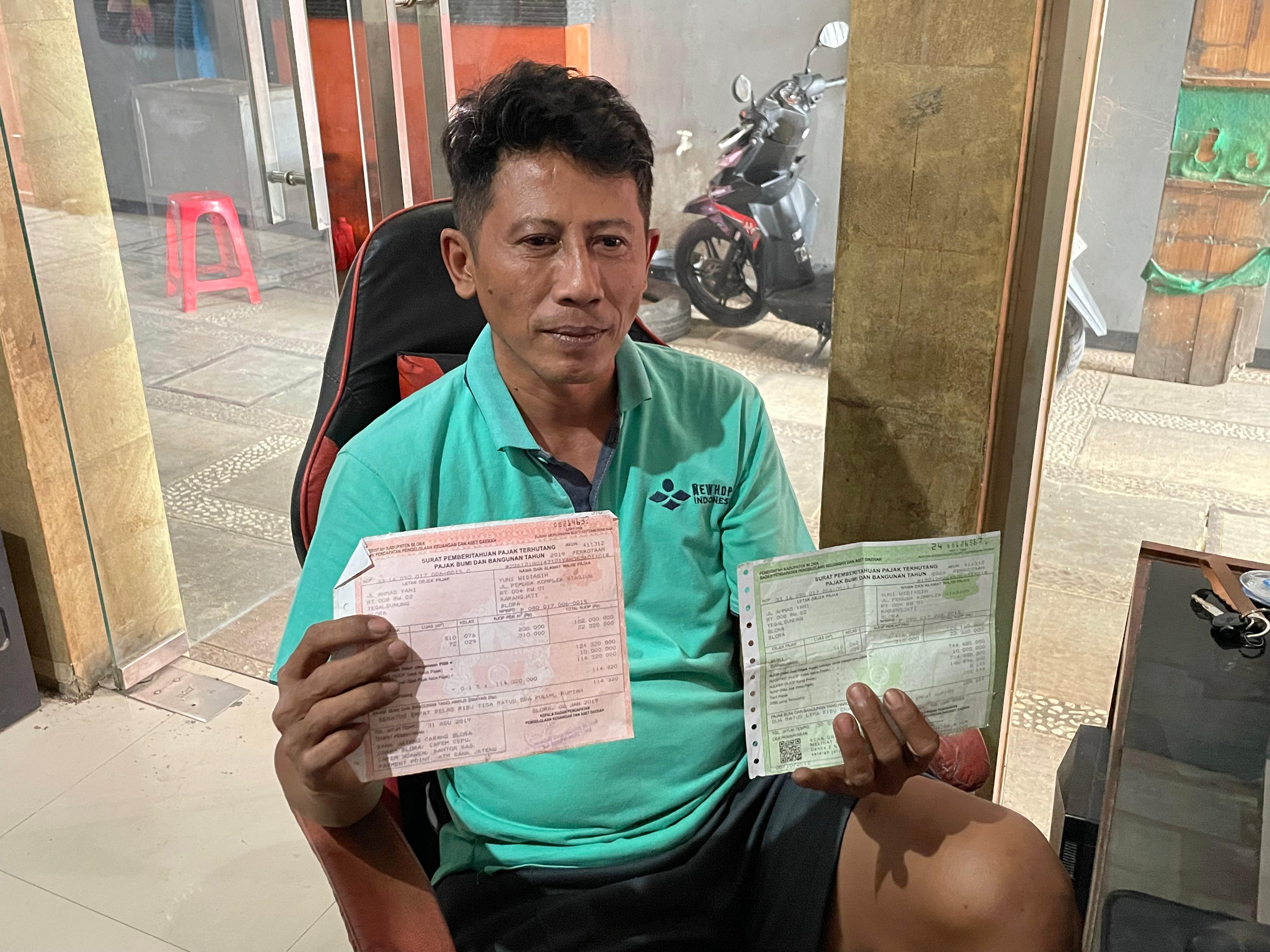 KENAIKAN PBB: Dedi, warga di Jalan Ahmad Yani, Blora menunjukkan bukti kenaikan biaya PBB dari surat pemberitahuan pajak terutang (SPPT) PBB pada 2019 dan 2024.