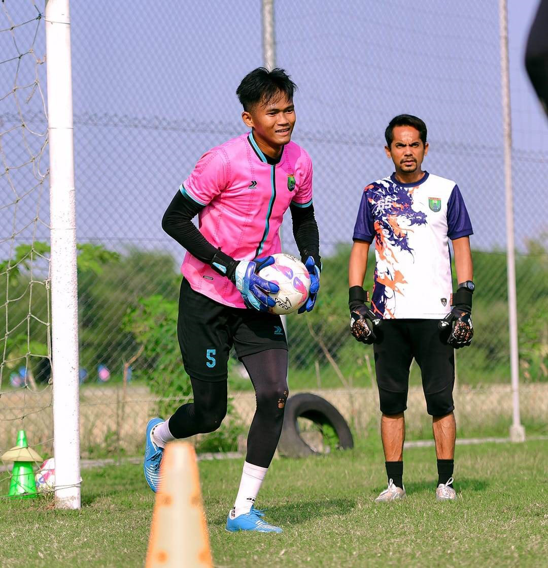 PUTRA DAERAH: Fiqi Febrian menjalani latihan dengan skuad Persibo. Salah satu pemain putra daerah yang diperkenalkan manajemen The Giant Killer. (PERSIBO BOJONEGORO FOR RADAR BOJONEGORO)