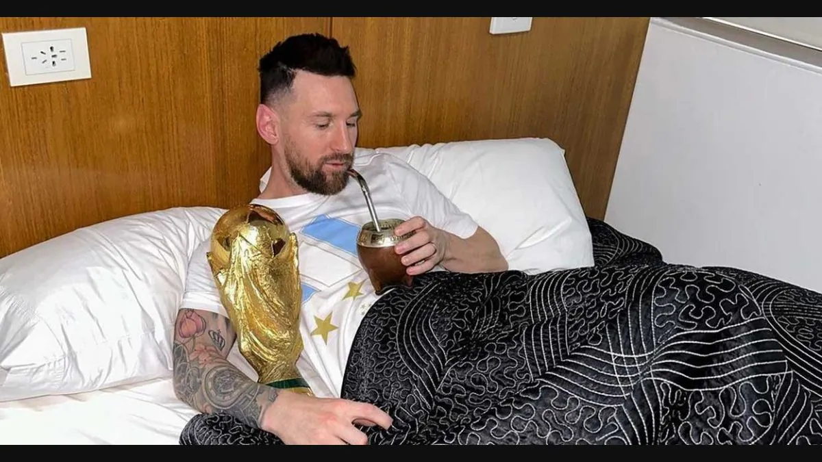 Lionel Messi menyempatkan diri menyeruput yerba mate setelah memenangkan Piala Dunia 2022 lalu. (Instagram Lionel Messi)