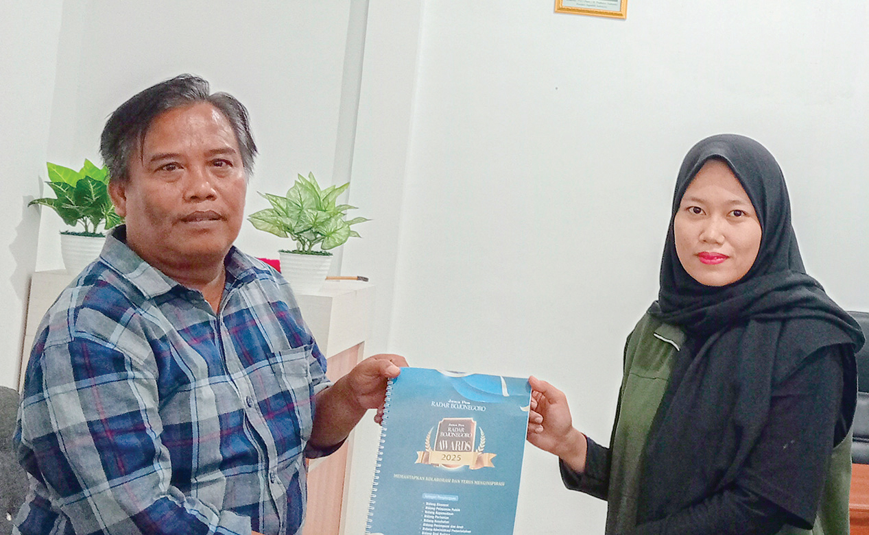 KUNJUNGAN LAPANGAN: Kepala Desa Wedi, Kecamatan Kapas Heru Purnomo foto bersama Yana Dwi Kurniya Wati, usai diskusi dengan anggota tim Desa Inspiratif Radar Bojonegoro Awards 2025.