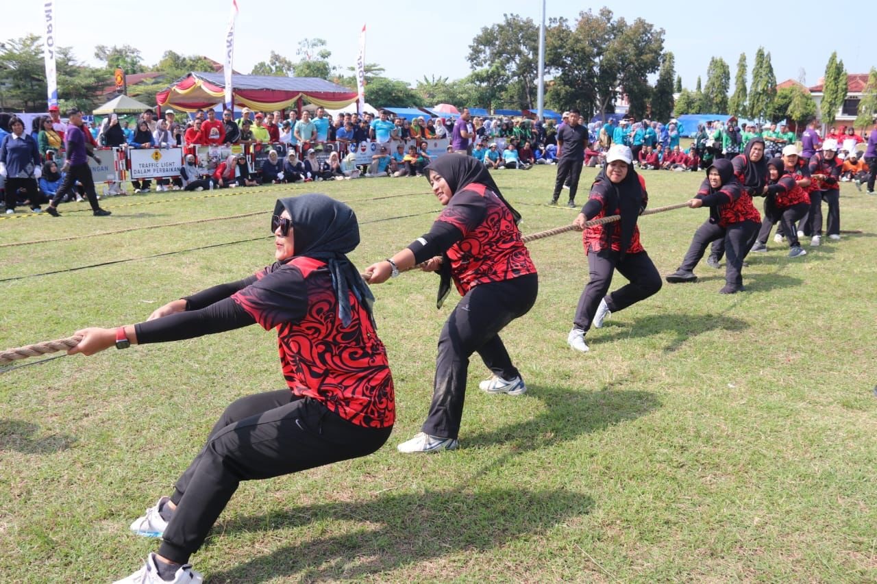 PENUH SEMANGAT: Tarik tambang menjadi salah satu lomba antarinstansi Pemkab Blora yang paling semarak.  Lomba digelar di Lapangan Kridosono, Kamis (14/8).
