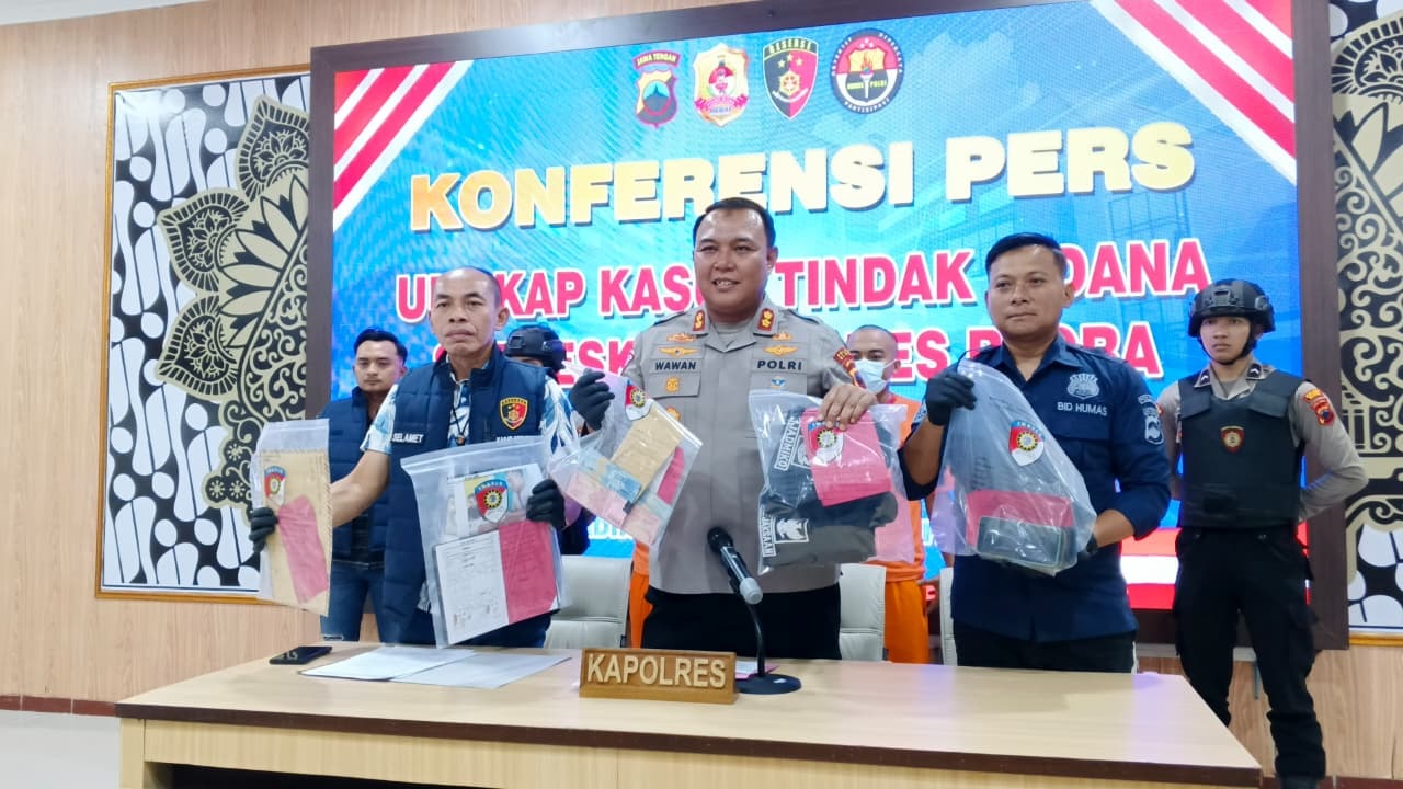 PENIPUAN: Polres Blora menggelar konferensi pers ungkap kasus penipuan yang melibatkan tiga tersangka kemarin (15/8). Salah satu tersangka oknum pegawai Kejari Blora.