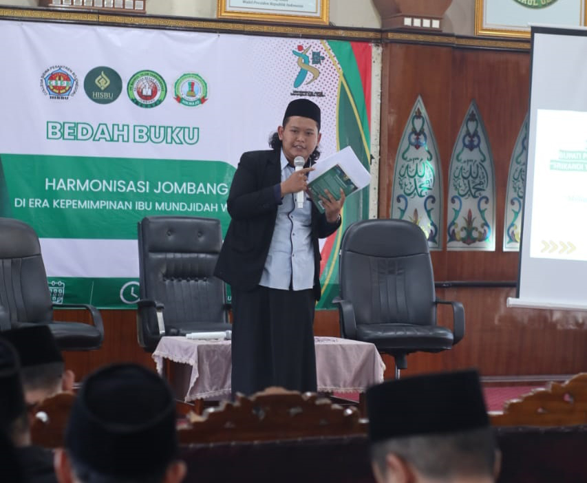 BEDAH BUKU: Mochamad Ilham Izza Irfani, penulis kelahiran Bojonegoro sedang mengisi bedah buku karyanya. (ISTIMEWA/RADAR BOJONEGORO)