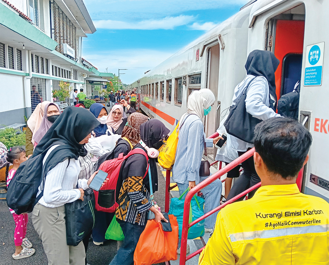 NAIK KERETA: Penumpang KAI naik dari Stasiun Sumberrejo, Bojonegoro. PT KAI Daop 8 Surabaya menambah Kereta Api Argo Anjasmoro beroperasi 15&ndash;18 Agustus. (MUHAMMAD SUAEB/RADAR BOJONEGORO)