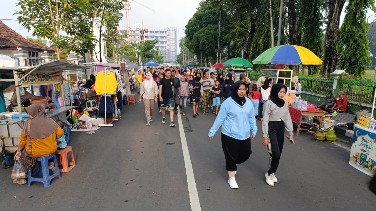PEDAGANG: Ratusan pedagang berjualan di kawasan Alun-Alun Bojonegoro setiap momen car free day (CFD).
