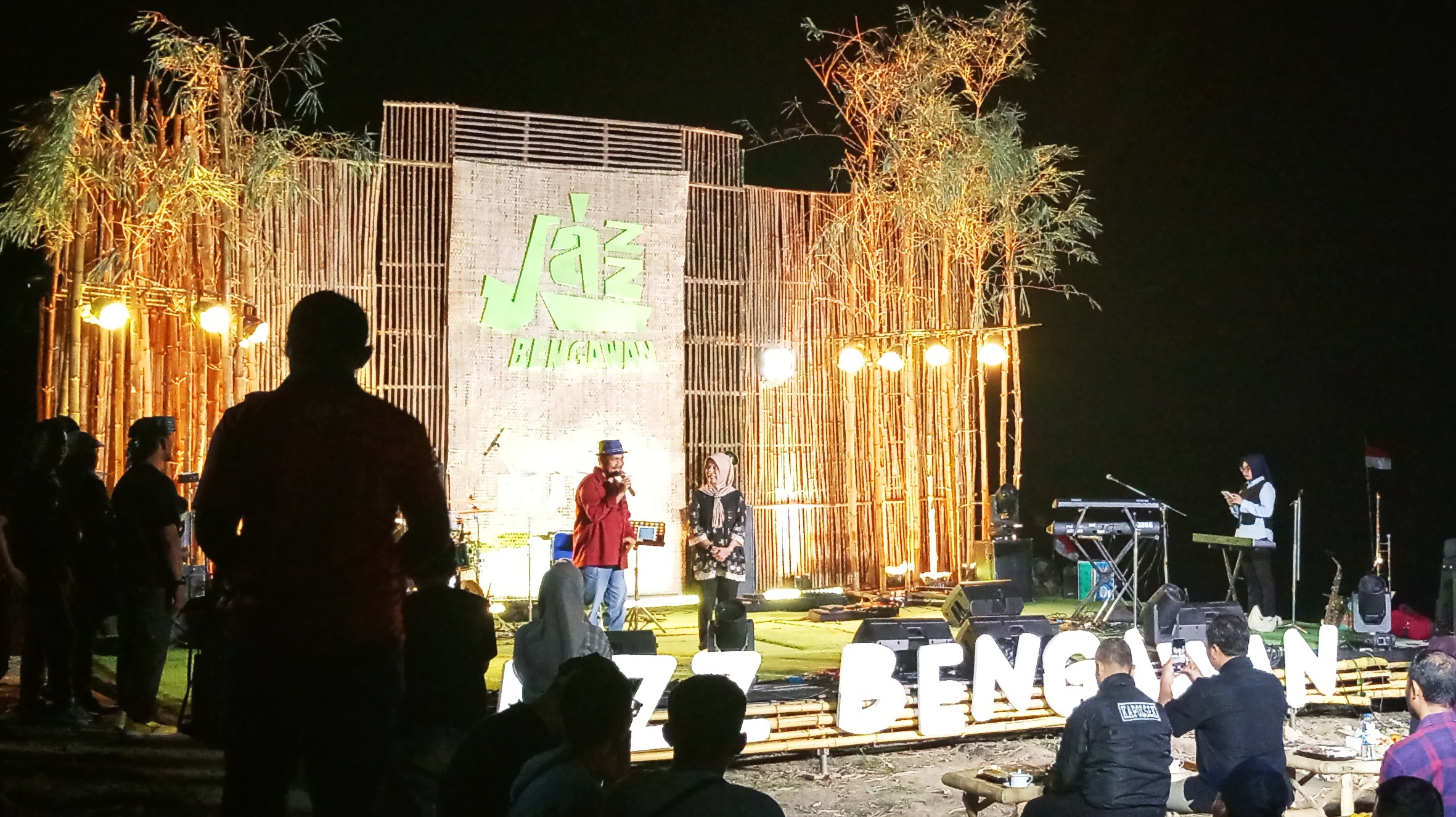 JAGA LINGKUNGAN: Wabup Nurul Azizah saat naik panggung Jazz Bengawan, mengajak semua pihak menjaga lingkungan, khususnya Bengawan Solo.