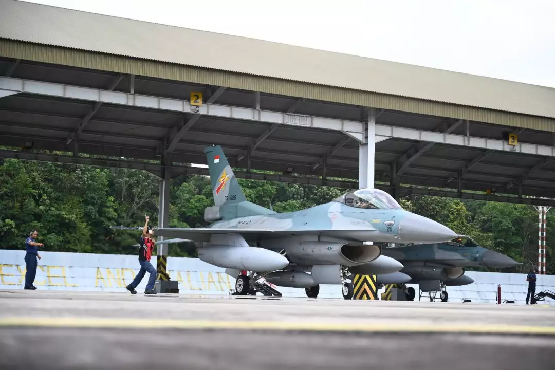 Salah satu F-16 milik TNI AU bersiap terbang dari Lanud Roesmin Nurjadin. (Dok. Humas TNI AU)