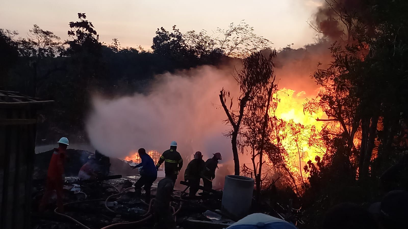 KEBAKARAN: Sumur tua di Desa Gandu, Kecamatan Bogorejo, Blora terbakar hebat Minggu (17/8) Damkar Blora proses pemadaman dan penyebab kebakaran belum diketahui.