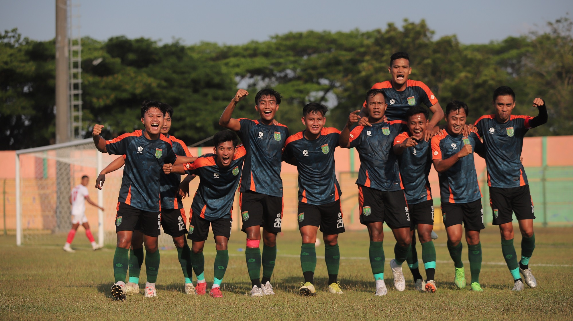 SELEBRASI: Samsul Arif (dua dari kanan) dikerubungi teman satu timnya Persibo usai menjebol gawang Persekat Tegal di Stadion Letjend Sudirman, Sabtu (16/8).