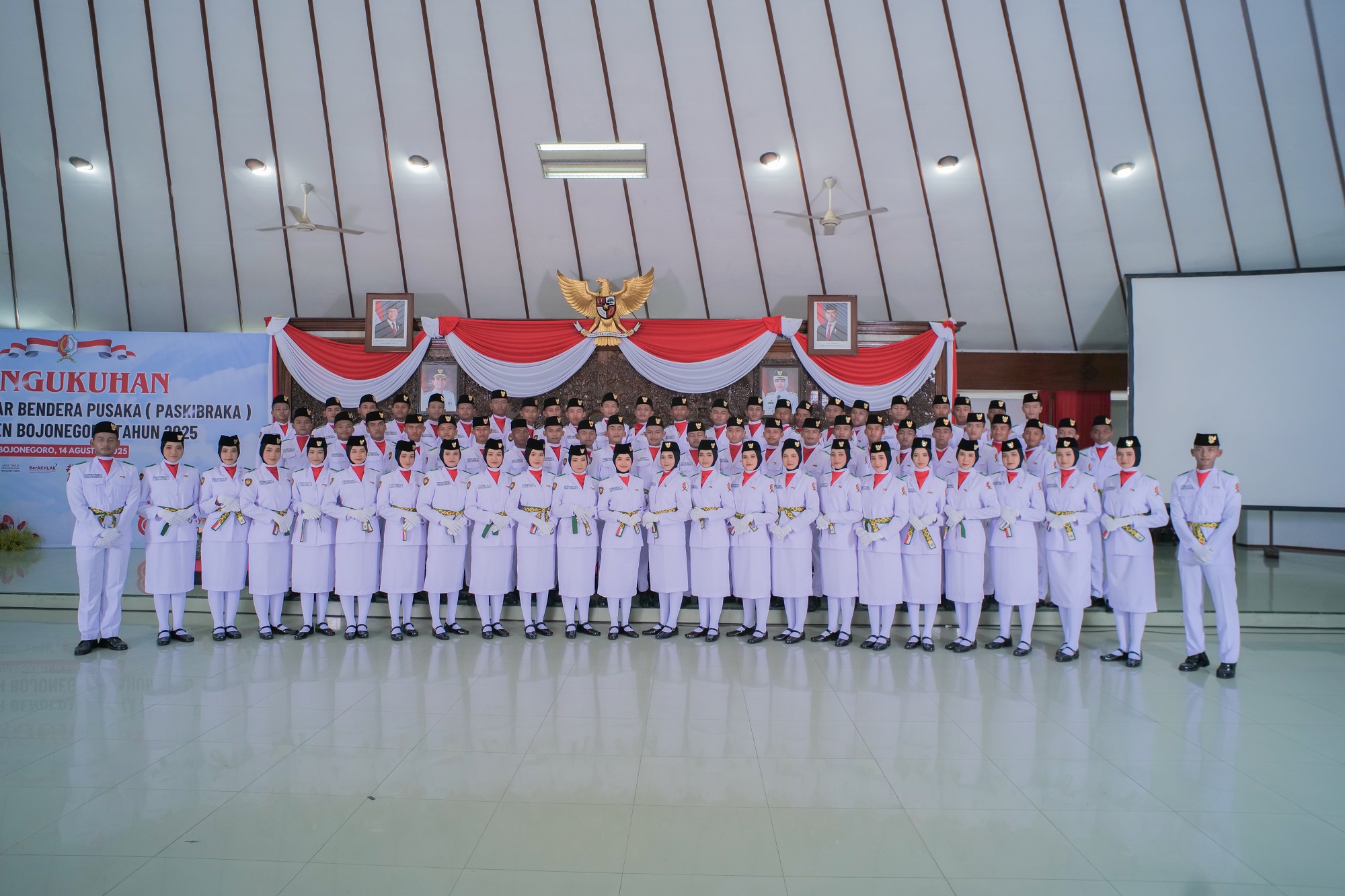 HUT RI: Sebanyak 72 paskibraka menyukseskan Upacara HUT ke-80 RI di Alun-Alun Bojonegoro kemarin (17/8).