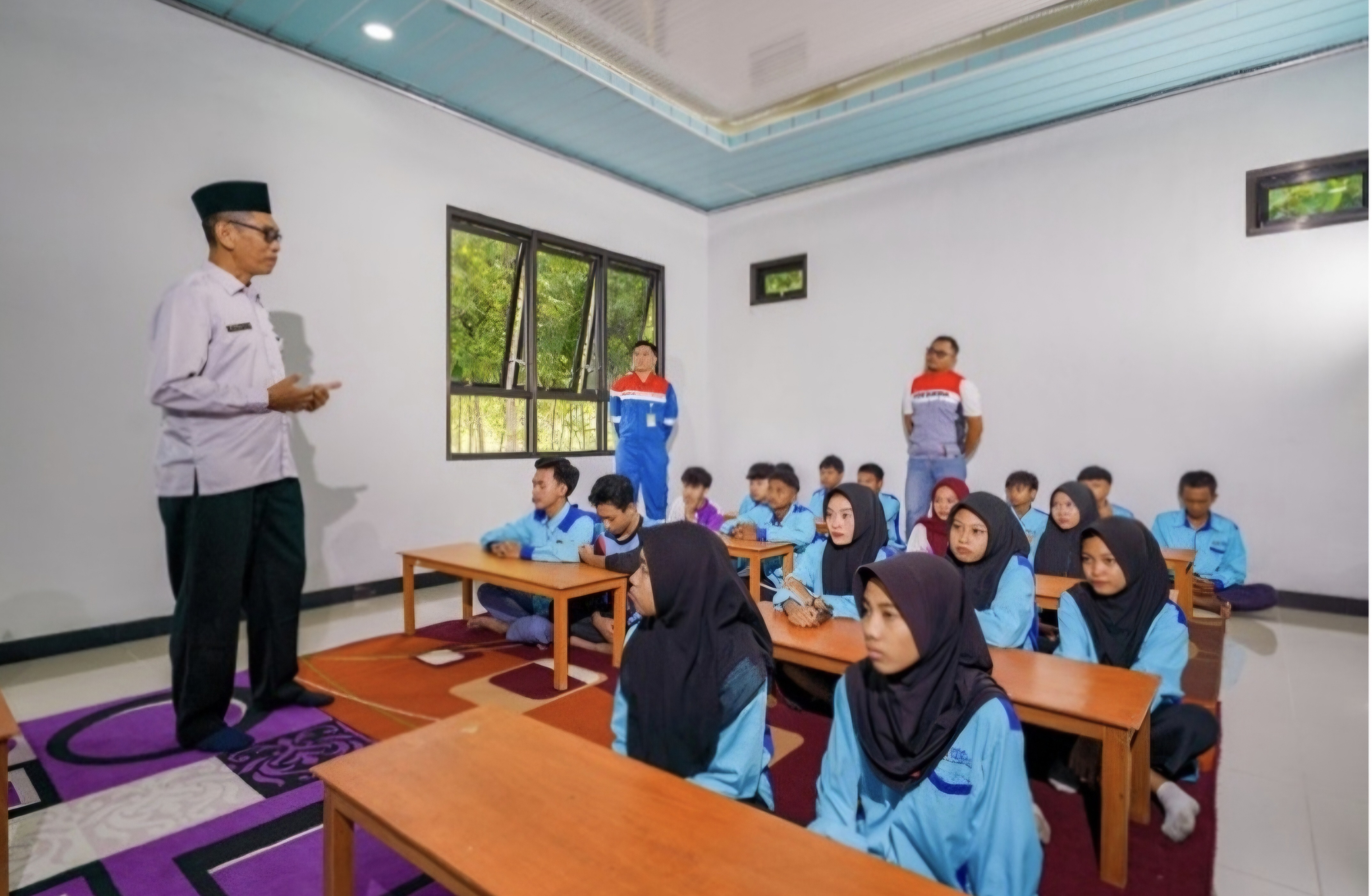 PENDIDIKAN: Suwondo sedang mengajar di PKBM Wana Bhakti.