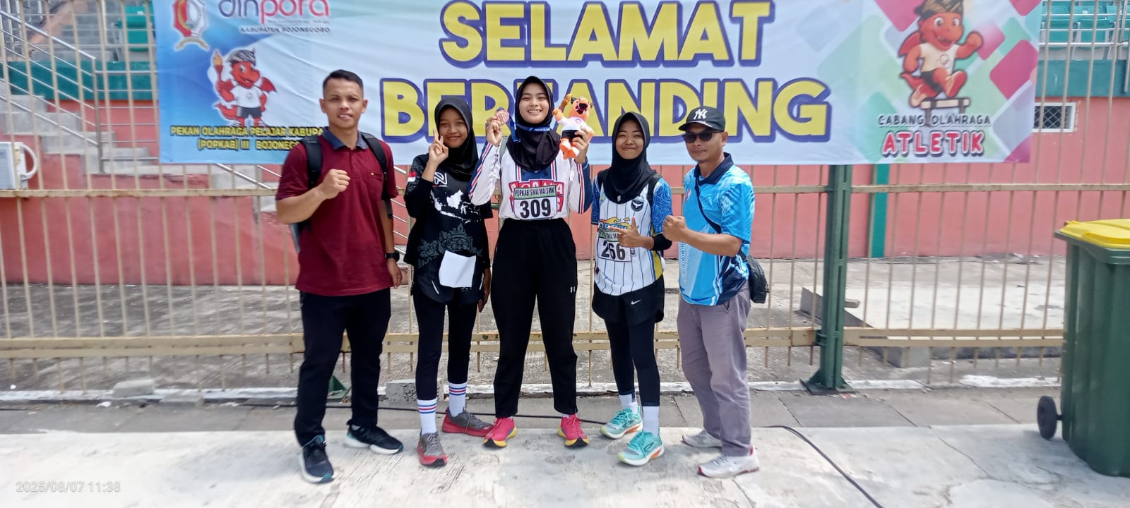 JUARA : Ganis Widya Kasih.