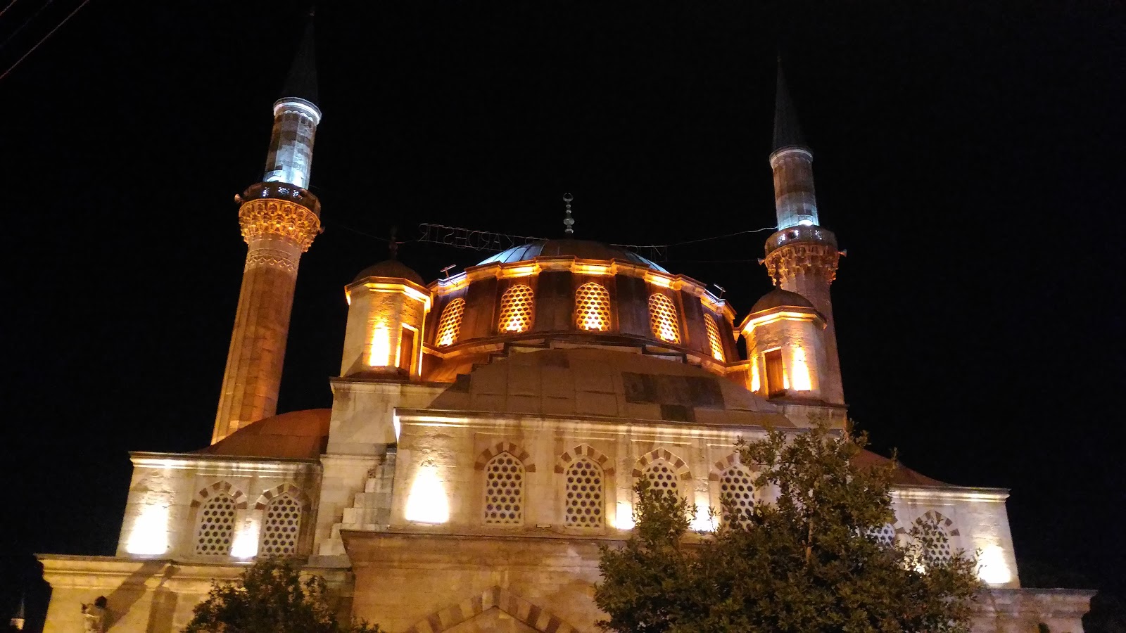 Masjid Muradiye Manisa di malam hari. (Dok. Mindtrip)