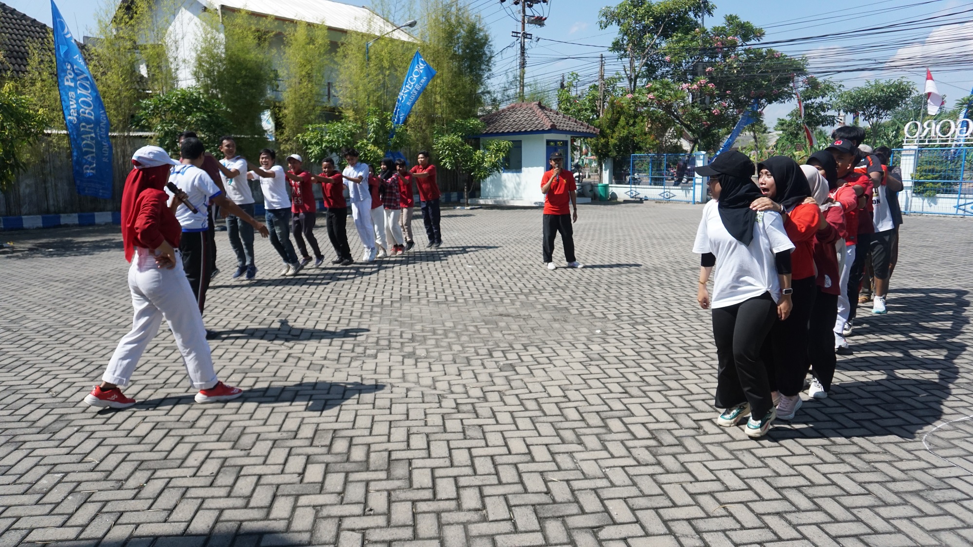 LOMBA AGUSTUSAN: Karyawan Radar Bojonegoro penuh keseruan main aneka perlombaan peringatan HUT ke-80 RI, Senin (18/8).