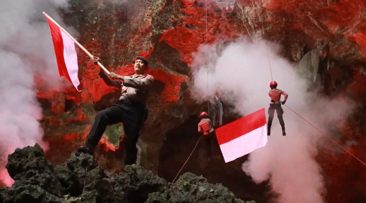 KENALKAN WISATA: Polres Blora dalam memeringati HUT RI ke 80, dengan pengibaran bendera dengan Repling di tebing Gua Terawang, Minggu (17/8). (ISTIMEWA/RADAR BOJONEGORO)