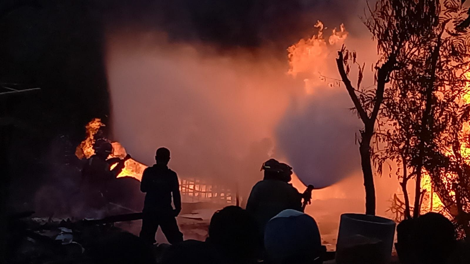 KEBAKARAN: Si jago merah dari kebakaran sumur minyak rakyat di Desa Gandu, Kecamatan Bogorejo, Blora melahap rumah dan warga.