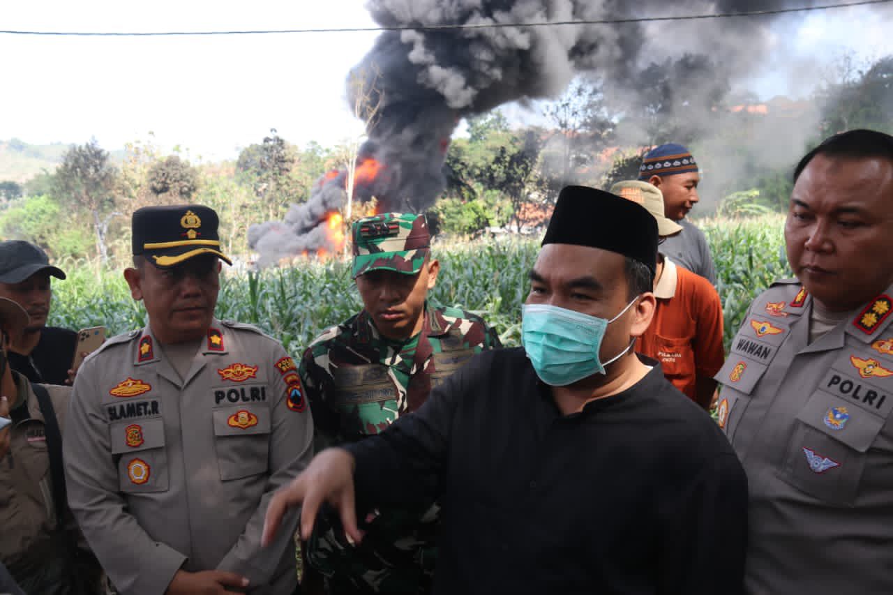 CEK TKP: Bupati Blora Arief Rohman mengecek lokasi kejadian kebakaran sumur minyak rakyat di Desa Gandu, Blora yang ternyata ilegal.