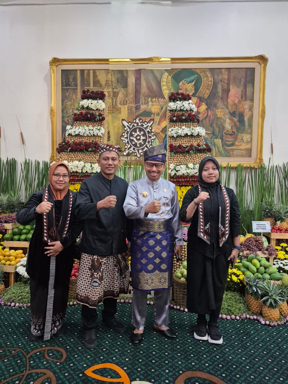 SAMIN: Batik Obor Sewu dikenalkan ke khalayak Jawa Timur saat upacara HUT ke-80 RI di Gedung Negara Grahadi, Minggu (17/8).