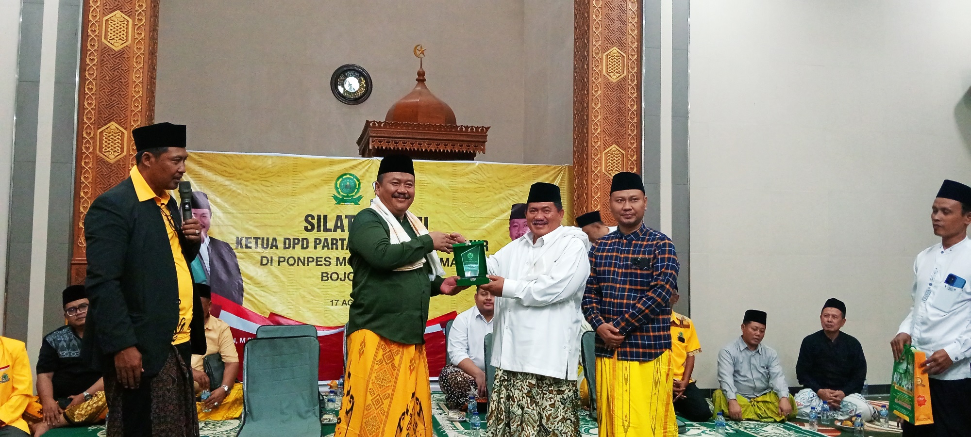 KUNJUNGAN: Ketua DPD Partai Golkar Jatim Ali Mufthi berkunjung ke Ponpes Modern Alfatimah, Minggu (17/8) malam.