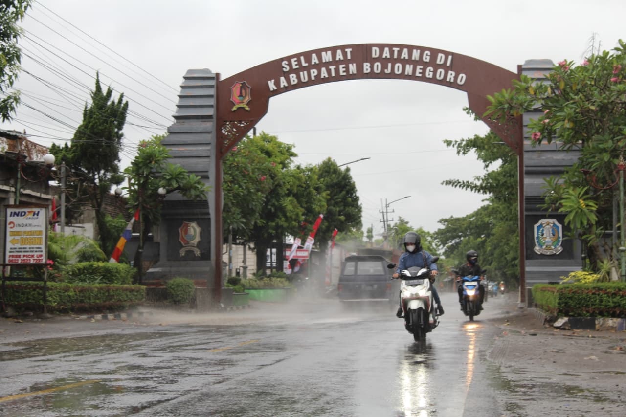HUJAN DI AGUSTUS: Pengendara menerjang hujan kemarin (19/8)
