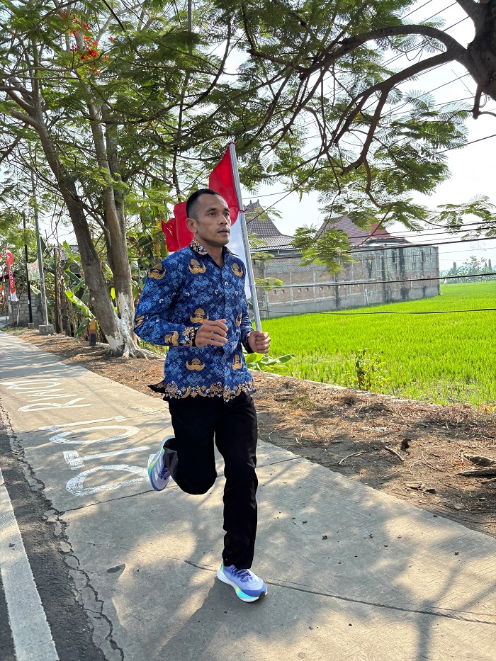 TAK BIASA: Ahmad Zaki Febiansyah berseragam korpri lari 25 , Guru SMPN 1 Kasiman Peringati HUT RI KE-80 dengan Lari 25 Kilometer.
